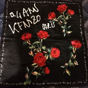 Silk rose 🌹 print scarf. New